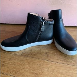 NWTs Kenneth Cole Black Leather Booties Sz 8.5